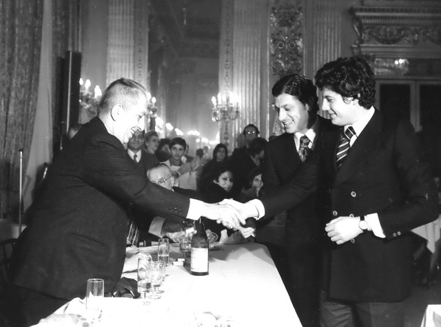 Torneo Coppa città di Bari 1972, Pasquale Mitolo premia i vincitori: Crisci e De Serio